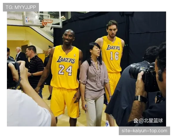 安东尼·戴维斯内线高效挡拆拉开空间助力湖人攻防转换提升