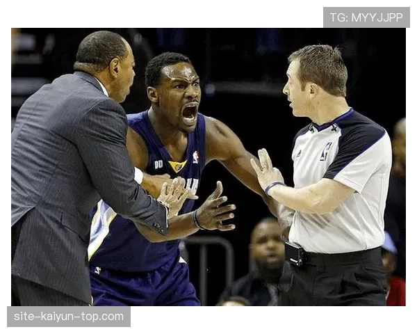 犯规判定：以不合法接触是否影响对手控球为依据