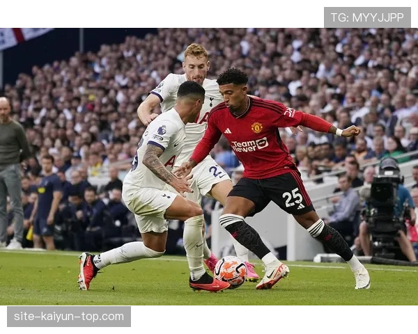 曼联防线失误频繁问题凸显，对球队稳定性与战绩走势造成双重考验