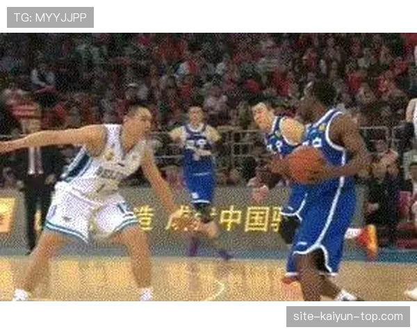 篮球规则解析：阻挡犯规与带球撞人到底怎么区分？